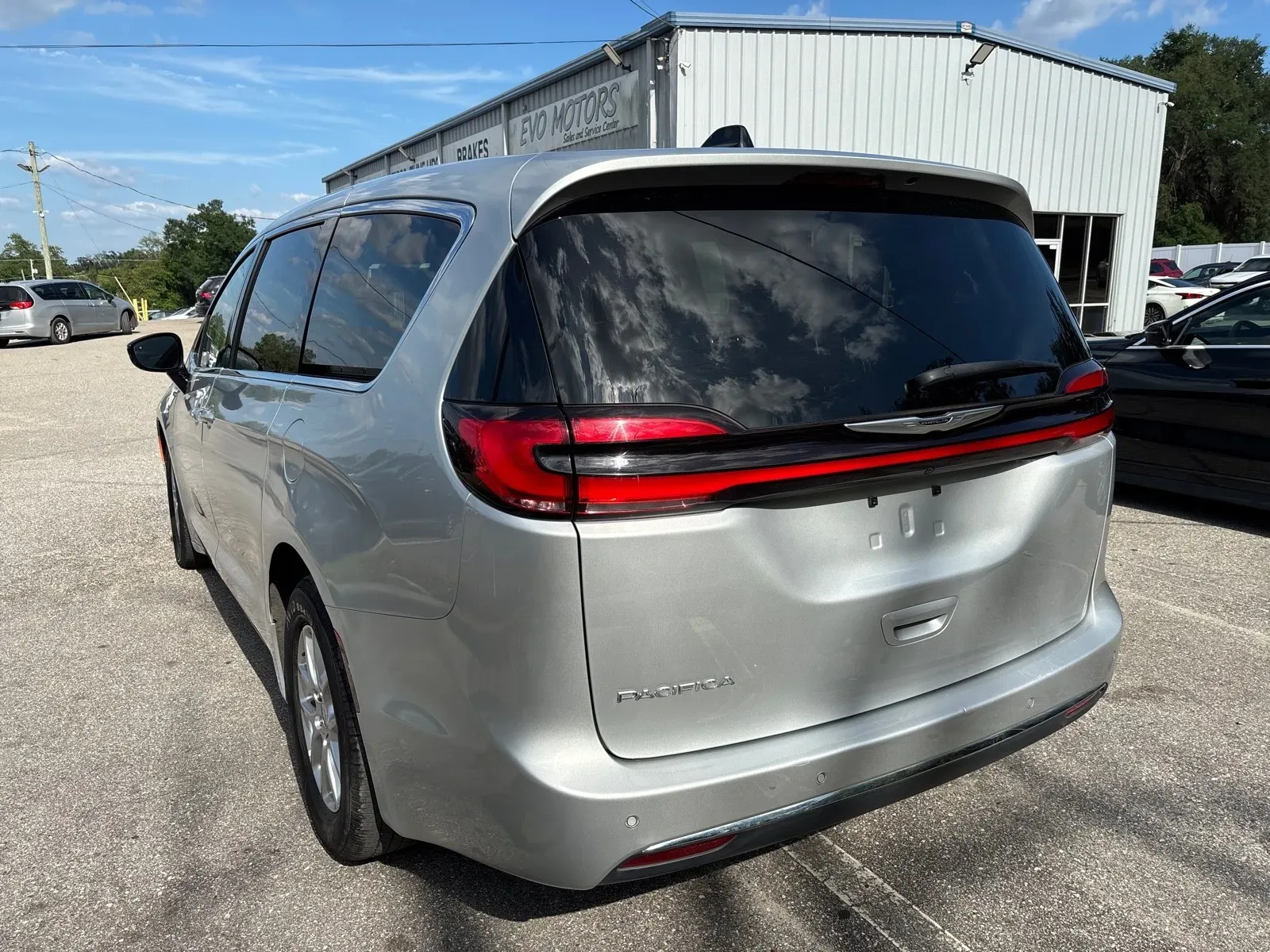 2024 Chrysler Pacifica Touring L - Photo 7