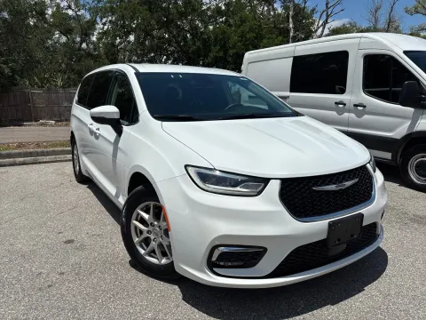 More photos of 2023 Chrysler Pacifica Touring L at Evo Motors, FL