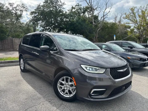 More photos of 2023 Chrysler Pacifica Touring L at Evo Motors, FL