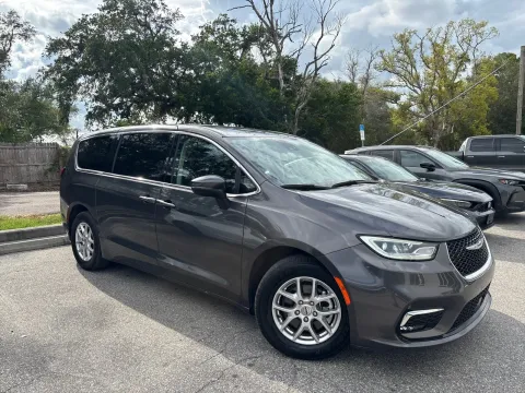 More photos of 2023 Chrysler Pacifica Touring L at Evo Motors, FL