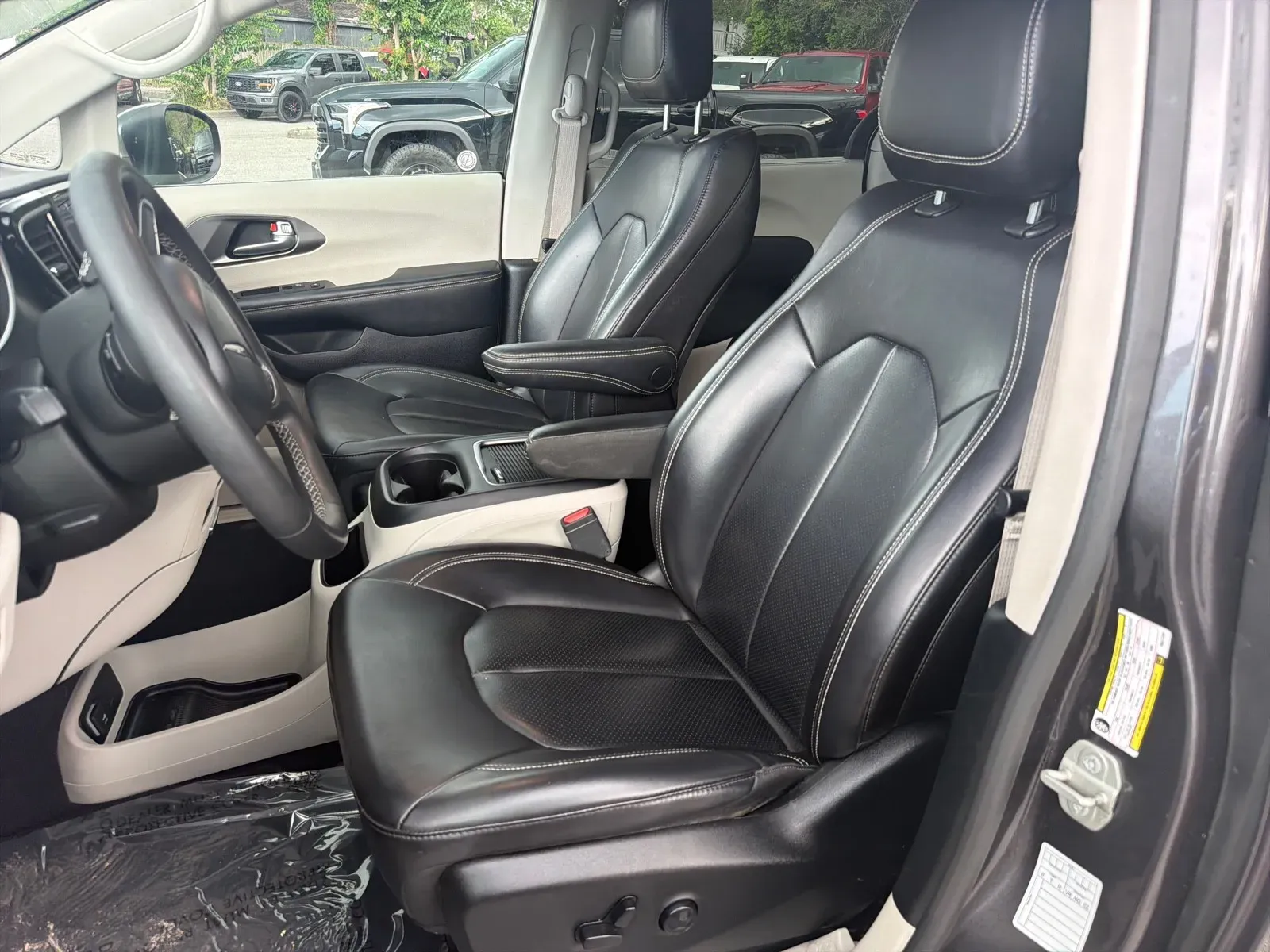 2023 Chrysler Pacifica Touring L - Photo 11