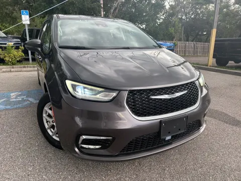 More photos of 2023 Chrysler Pacifica Touring L at Evo Motors, FL