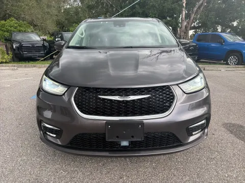 More photos of 2023 Chrysler Pacifica Touring L at Evo Motors, FL