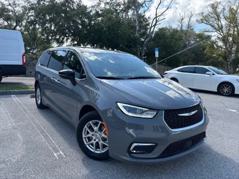More photos of 2025 Chrysler Pacifica Select at Evo Motors, FL