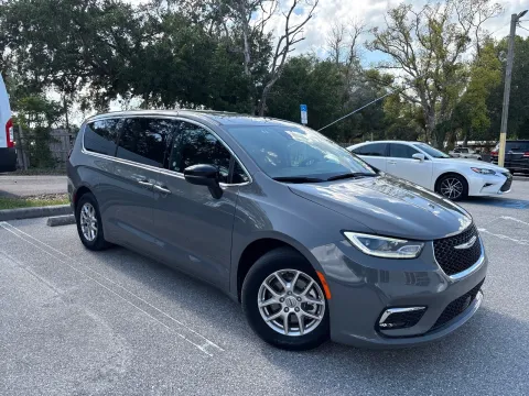 More photos of 2025 Chrysler Pacifica Select at Evo Motors, FL