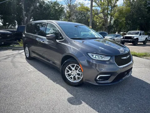More photos of 2023 Chrysler Pacifica Touring L at Evo Motors, FL