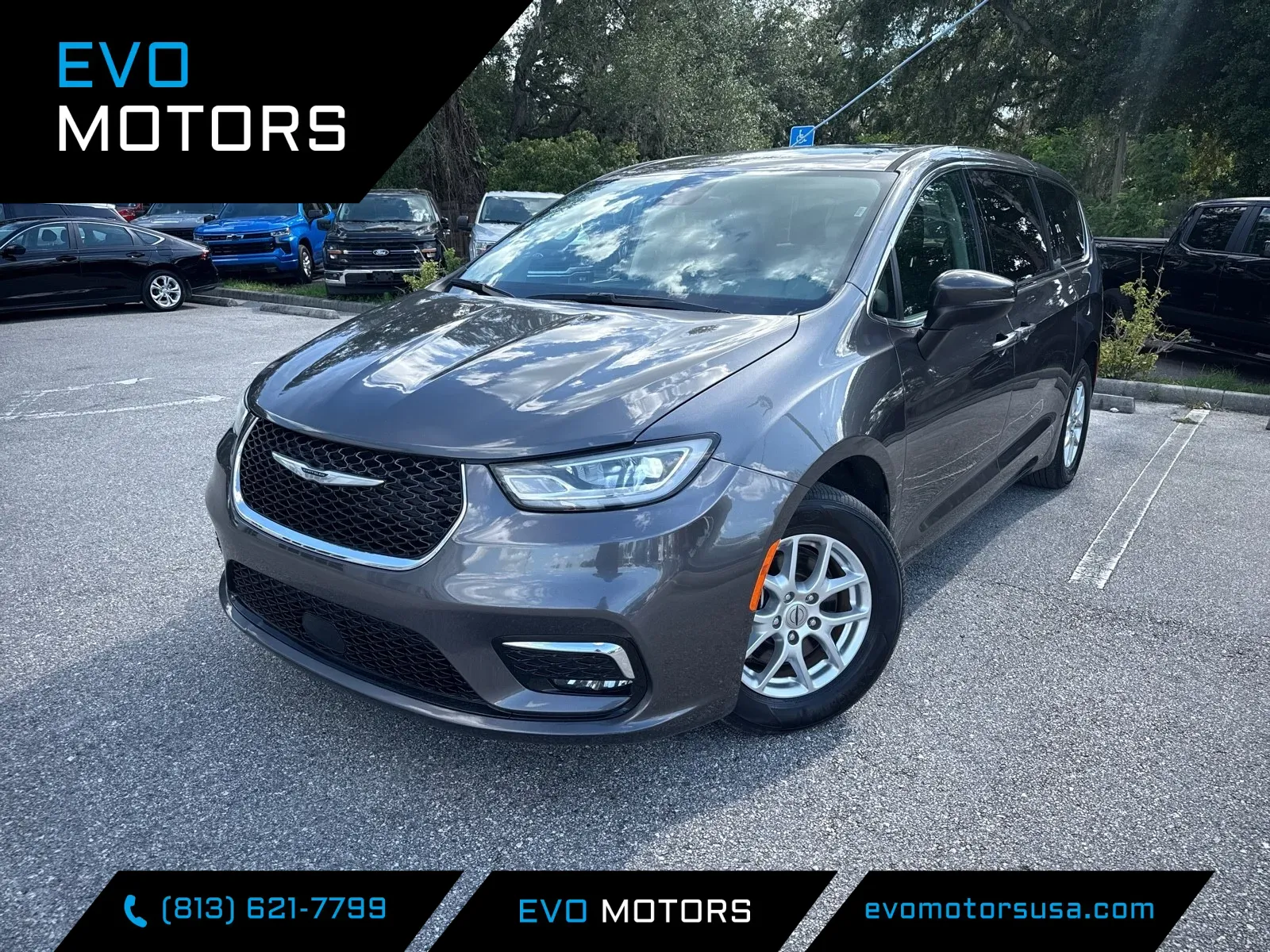 2023 Chrysler Pacifica Touring L's photo