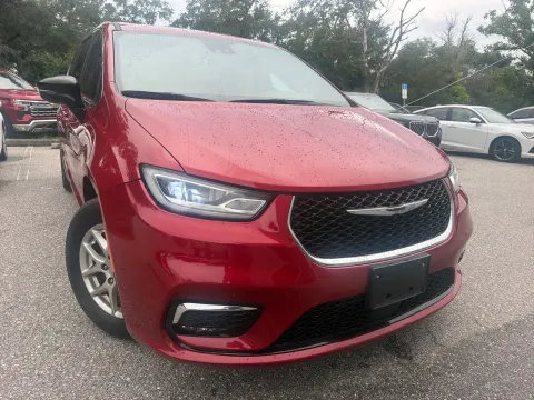 More photos of 2025 Chrysler Pacifica Select at Evo Motors, FL