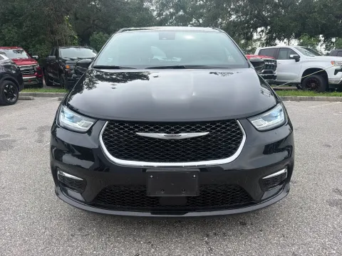 More photos of 2025 Chrysler Pacifica Select at Evo Motors, FL