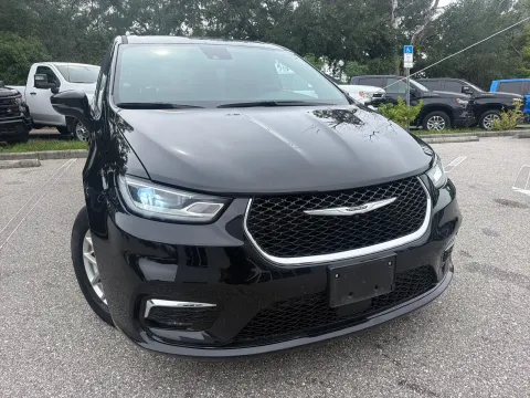 More photos of 2025 Chrysler Pacifica Select at Evo Motors, FL