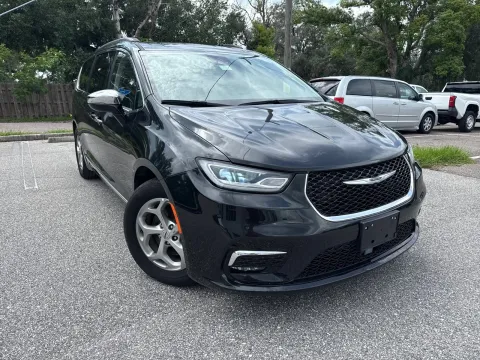 More photos of 2023 Chrysler Pacifica Limited at Evo Motors, FL
