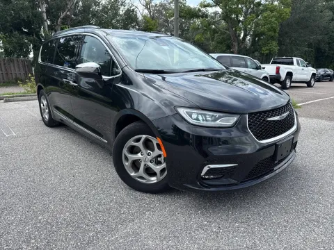 More photos of 2023 Chrysler Pacifica Limited at Evo Motors, FL