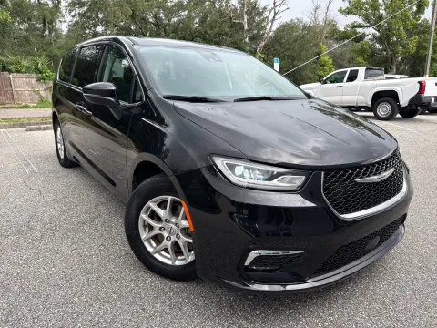 More photos of 2023 Chrysler Pacifica Touring L at Evo Motors, FL