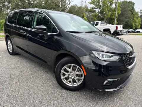 More photos of 2023 Chrysler Pacifica Touring L at Evo Motors, FL