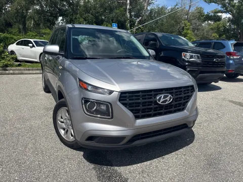 More photos of 2023 Hyundai Venue SE at Evo Motors, FL