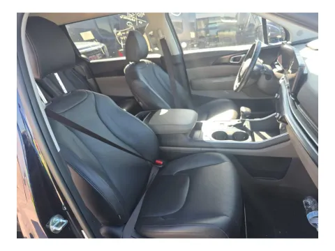 More photos of 2025 Kia Carnival LXS at Evo Motors, FL
