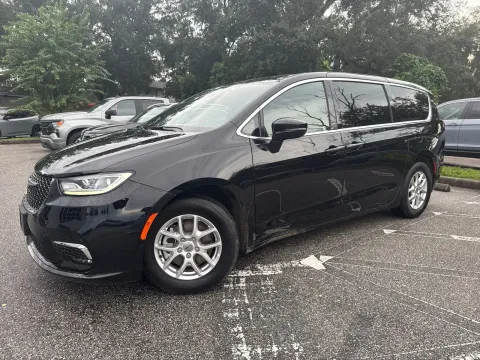 More photos of 2025 Chrysler Pacifica Select at Evo Motors, FL