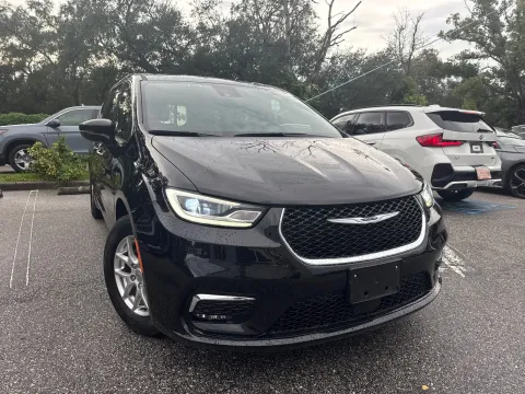 More photos of 2025 Chrysler Pacifica Select at Evo Motors, FL