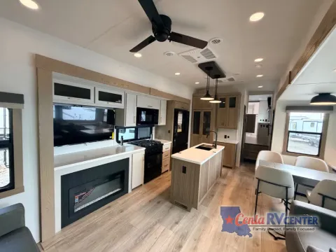 More photos of 2027 Forest River ROCKWOOD SIGNATURE 401SFB at Cenla RV Center - Alexandria, LA