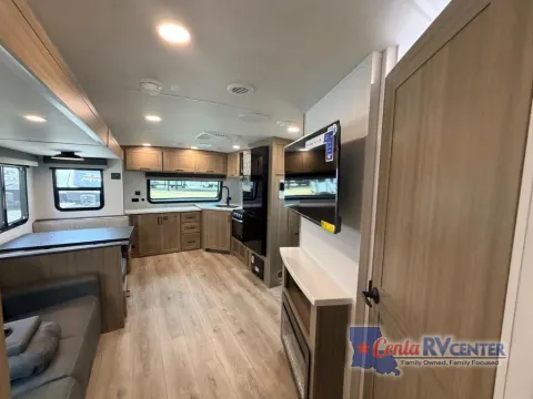 More photos of 2027 Forest River ROCKWOOD ULTRA LITE 2608BSD at Cenla RV Center - Alexandria, LA