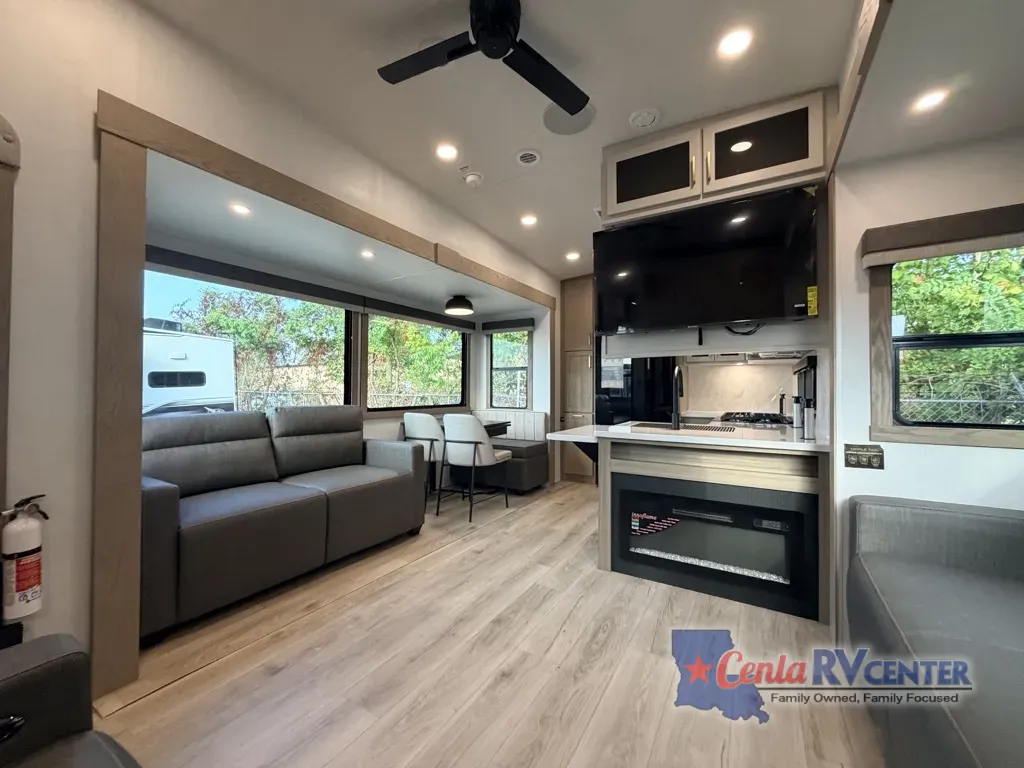 More photos of 2027 Forest River ROCKWOOD SIGNATURE 371RK at Cenla RV Center - Alexandria, LA