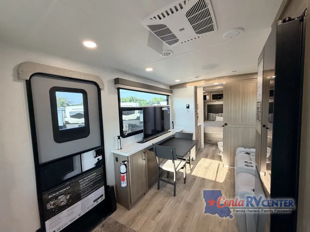 More photos of 2027 Forest River ROCKWOOD ULTRA LITE 301FKT at Cenla RV Center - Alexandria, LA