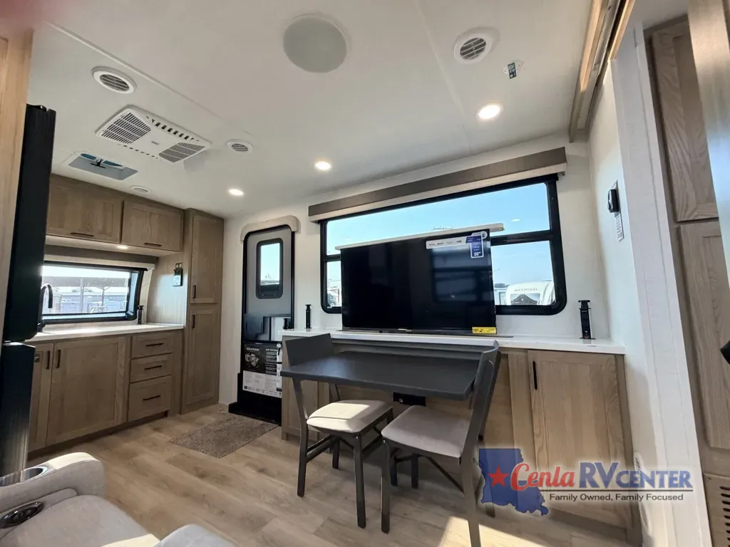 More photos of 2027 Forest River ROCKWOOD ULTRA LITE 301FKT at Cenla RV Center - Alexandria, LA
