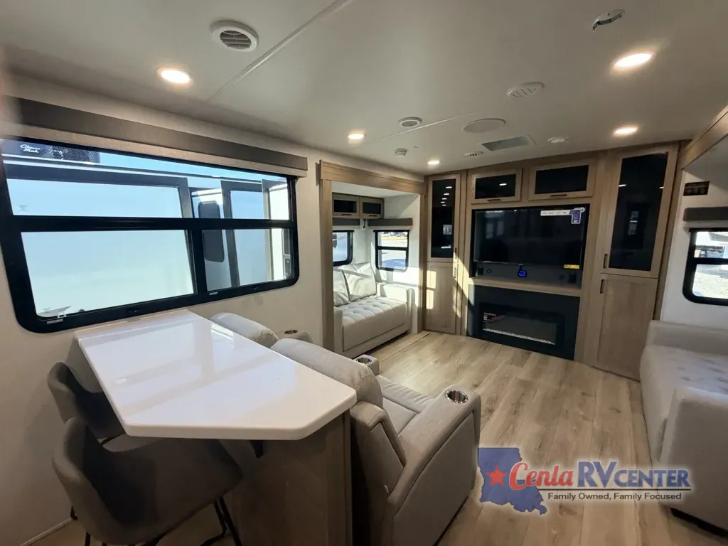 More photos of 2027 Forest River ROCKWOOD ULTRA LITE 2921RL at Cenla RV Center - Alexandria, LA