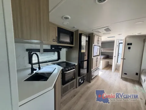 More photos of 2027 Forest River ROCKWOOD ULTRA LITE 2706BH at Cenla RV Center - Monroe, LA