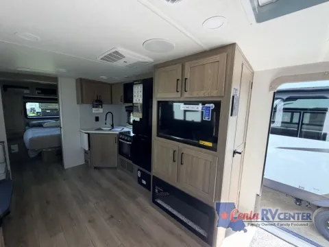 More photos of 2027 Forest River ROCKWOOD ULTRA LITE 2706BH at Cenla RV Center - Monroe, LA