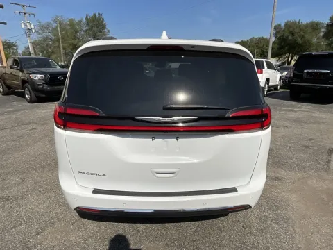 More photos of 2022 Chrysler Pacifica Touring L at Green Light Auto - Jonesville Road, IN