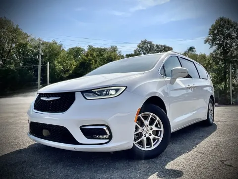 Photos of 2022 Chrysler Pacifica Touring L for sale in Columbus, IN at Green Light Auto - Jonesville Road