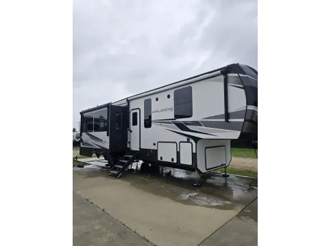 More photos of 2021 Keystone Avalanche 312RS at Liberty Trail RV - Sulphur Springs, TX