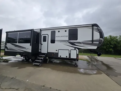 More photos of 2021 Keystone Avalanche 312RS at Liberty Trail RV - Sulphur Springs, TX
