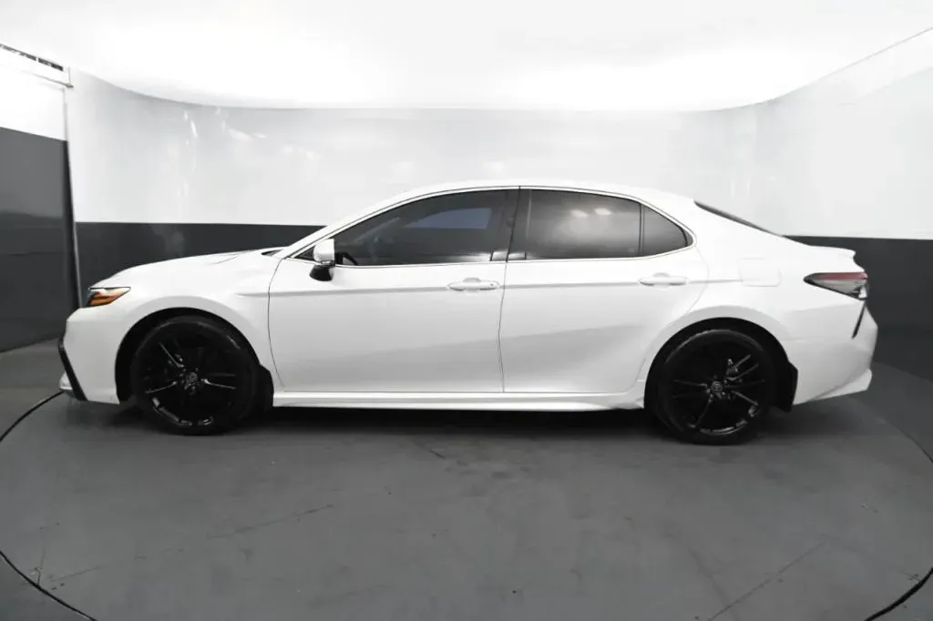 Toyota Camry photo 2