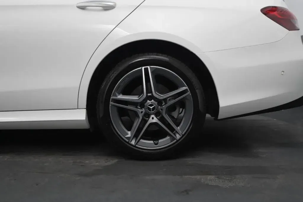 Mercedes-Benz E-Class photo 18