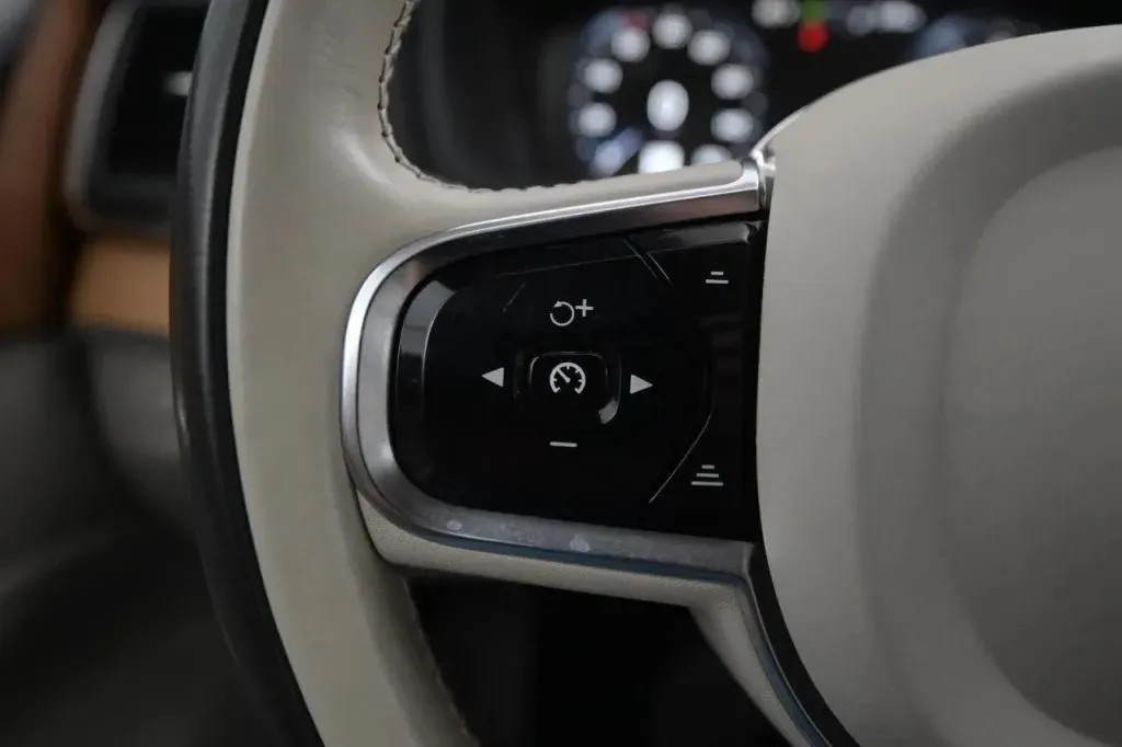 Volvo XC90 photo 23
