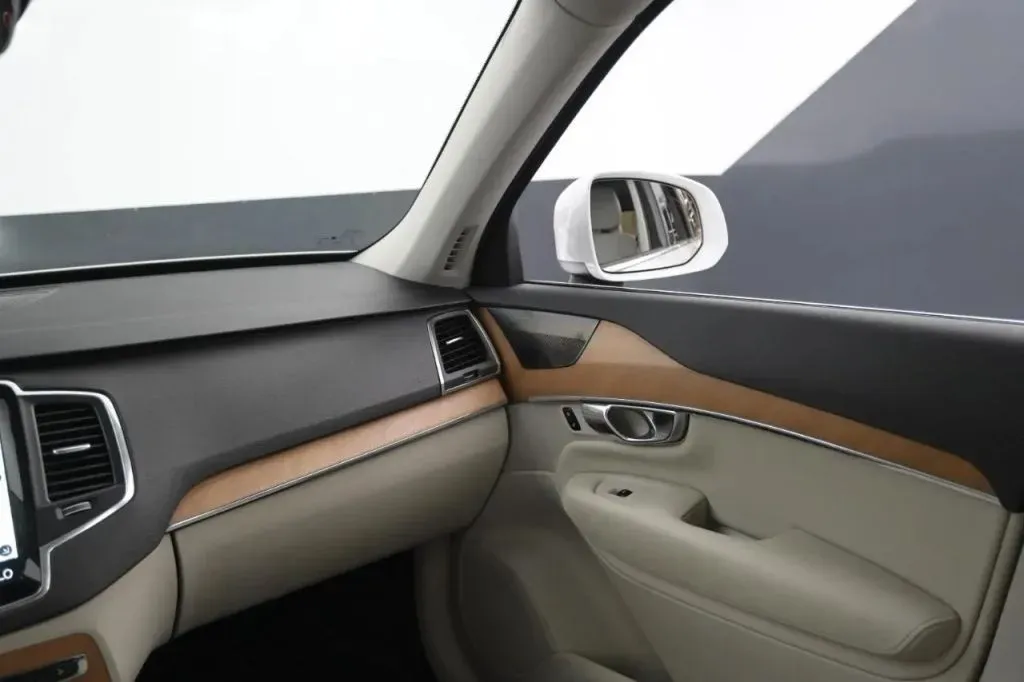 Volvo XC90 photo 34