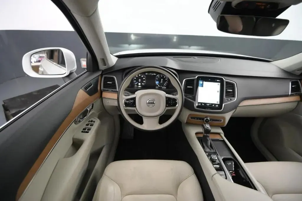 Volvo XC90 photo 36