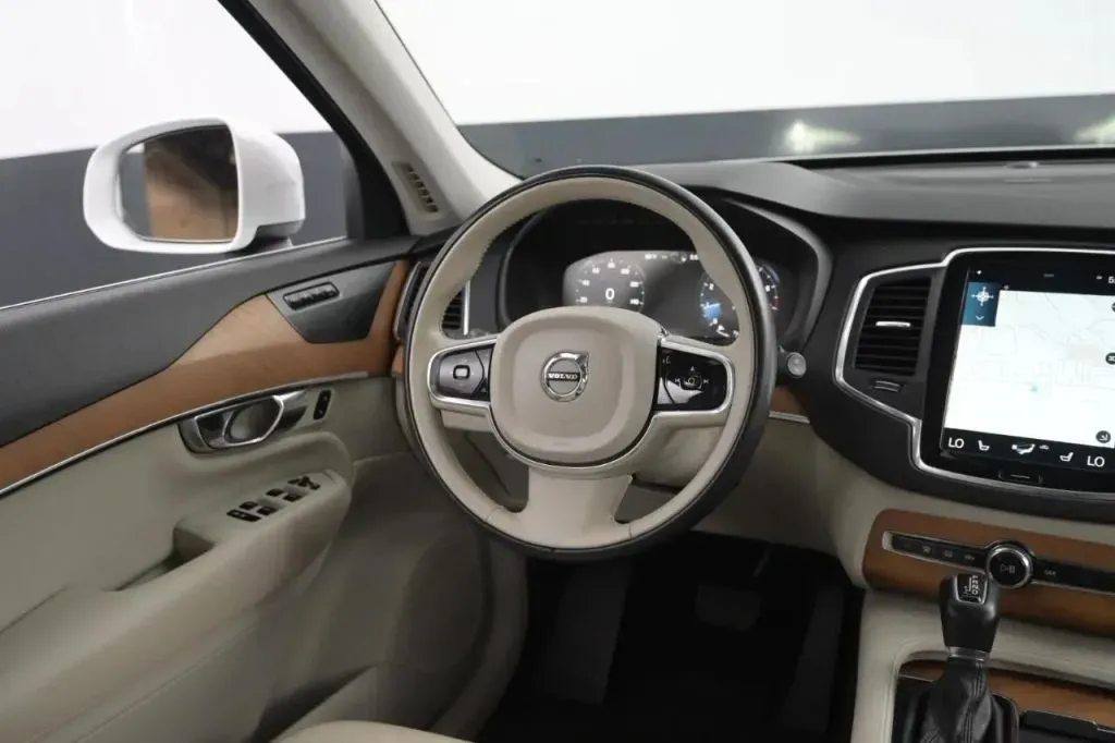 Volvo XC90 photo 35