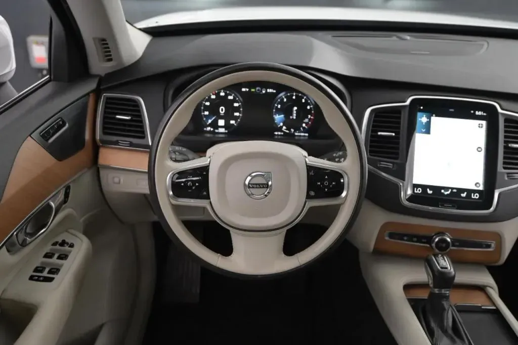 Volvo XC90 photo 37