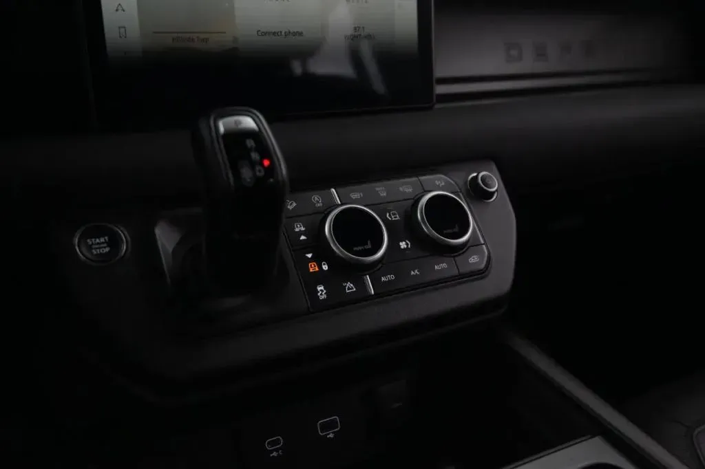 Land Rover Defender photo 25