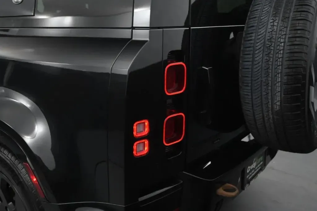 Land Rover Defender photo 18