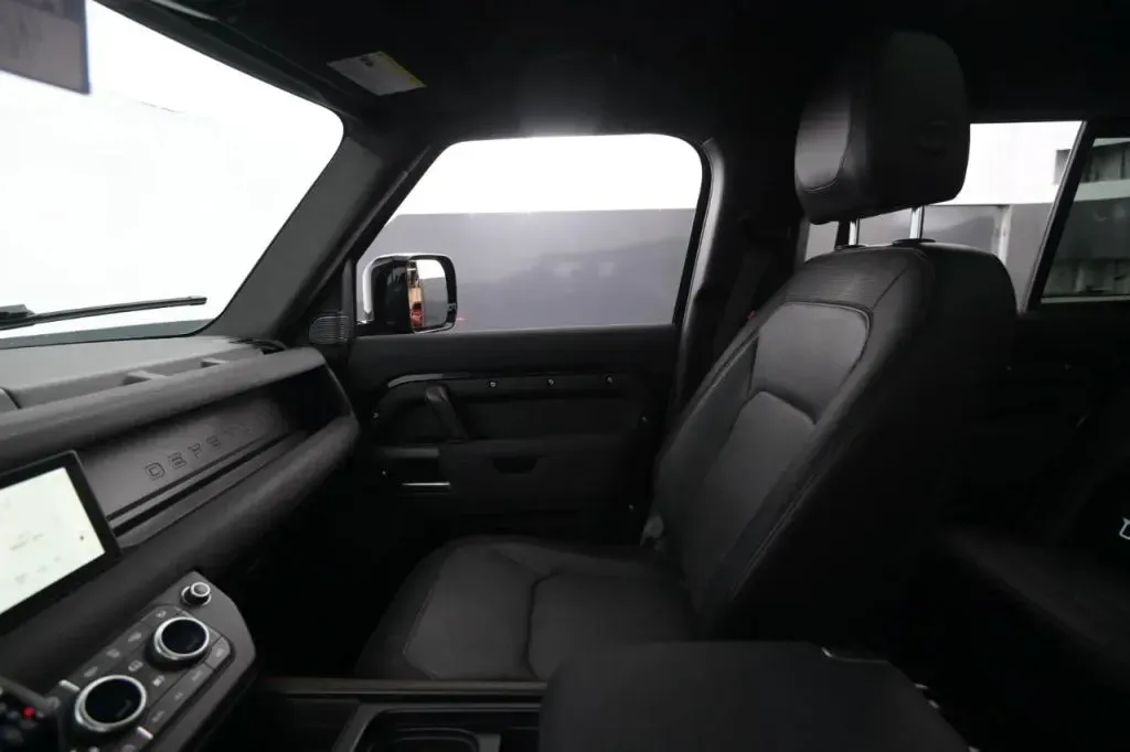 Land Rover Defender photo 26