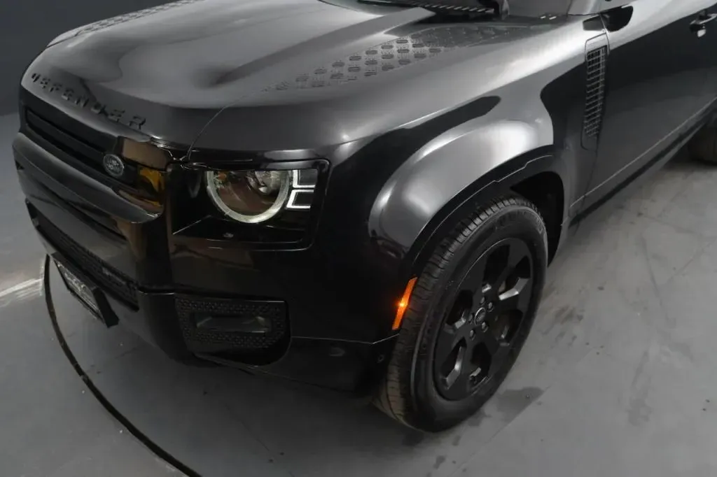 Land Rover Defender photo 11