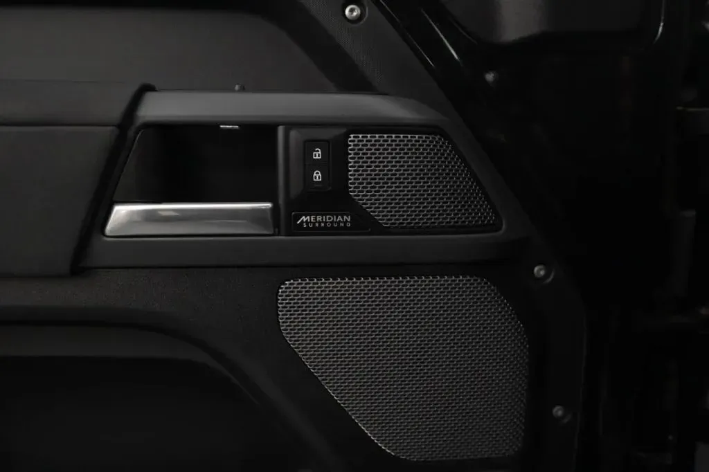 Land Rover Defender photo 29