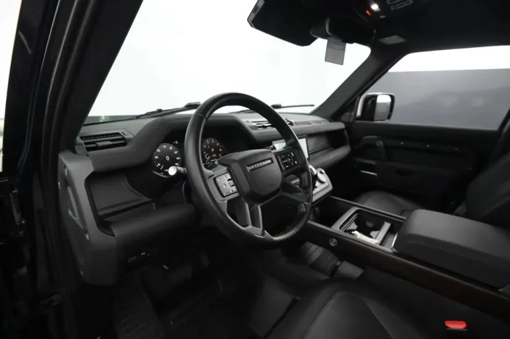 Land Rover Defender photo 39