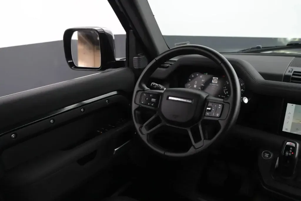 Land Rover Defender photo 34