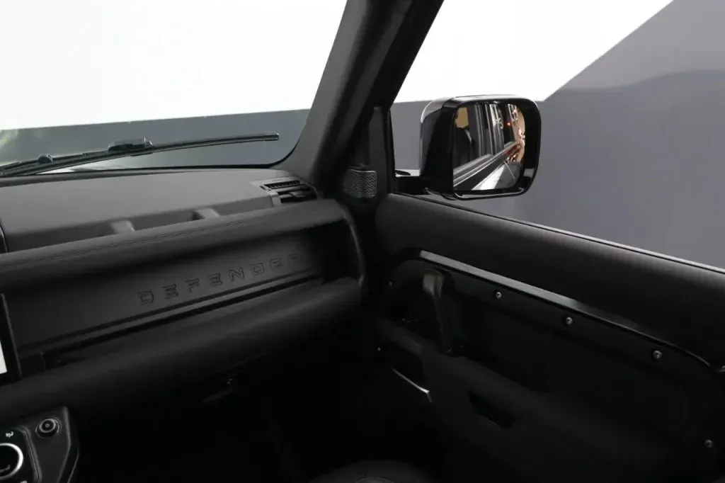 Land Rover Defender photo 33