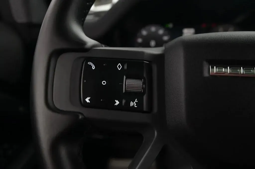 Land Rover Defender photo 28